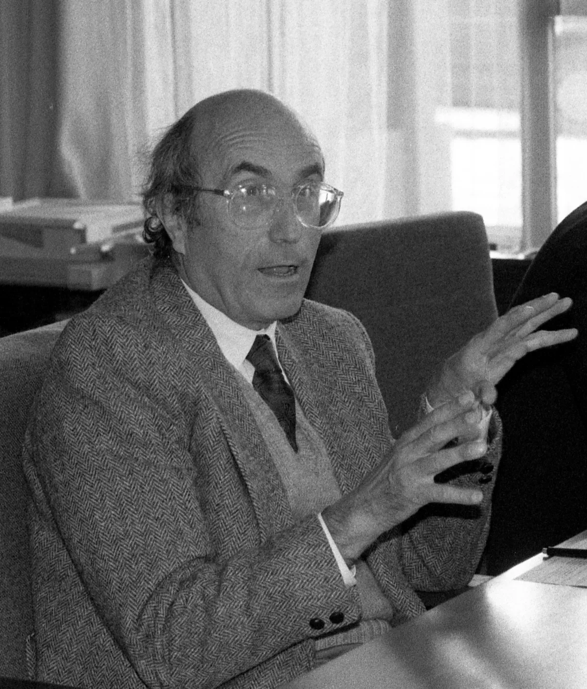 Niklas Luhmann speaking at a colloquium in 1989